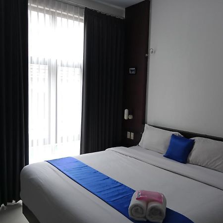 Puri Maju Hotel Джакарта Екстериор снимка